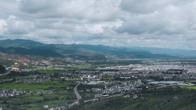 小城视频蓝天白云下云南大理巍山县城远景