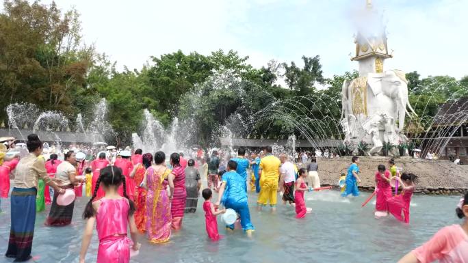 西双版纳泼水节实拍傣族泼水泼水广场