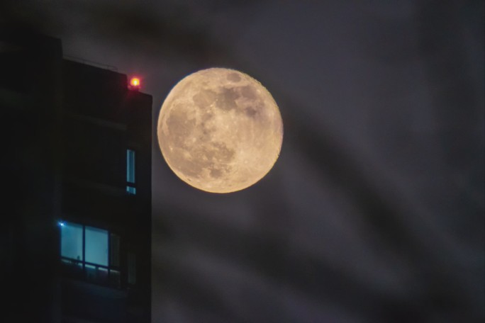 h.265实拍月亮延时树枝居民楼窗子月升