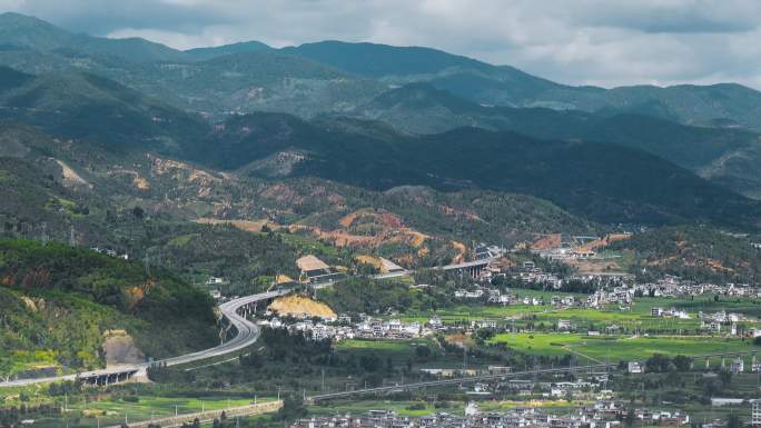 小城视频云南大理巍山县城山下蜿蜒高速公路