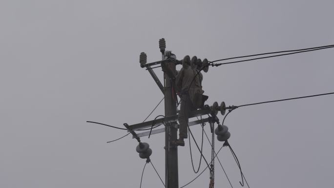 电工电线杆抢修电路修理工雨天安装电线电路