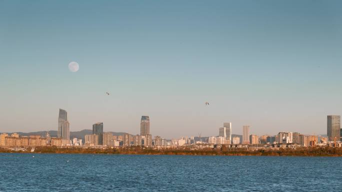 滇池畔远眺昆明城市圆圆的月亮