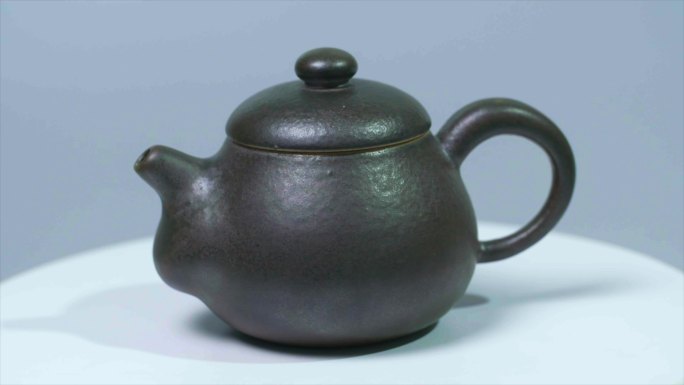 一把铁黑釉色的柴烧陶瓷茶壶