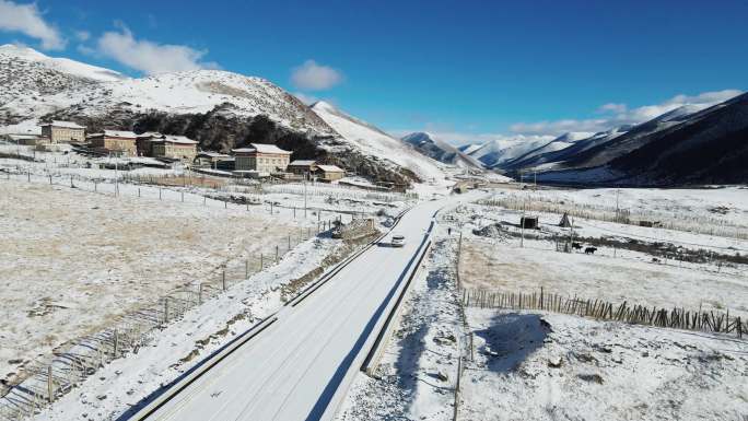 航拍汽车行驶在雪地