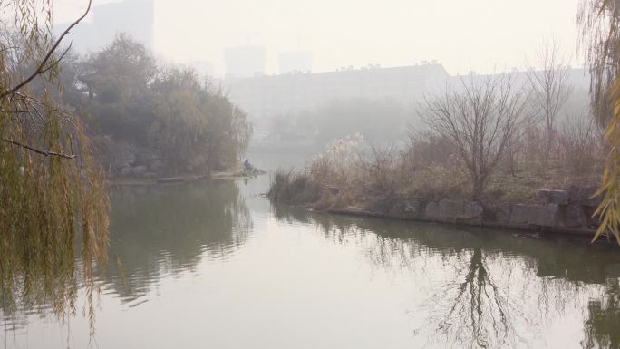 山东济南：秋天雾中小清河