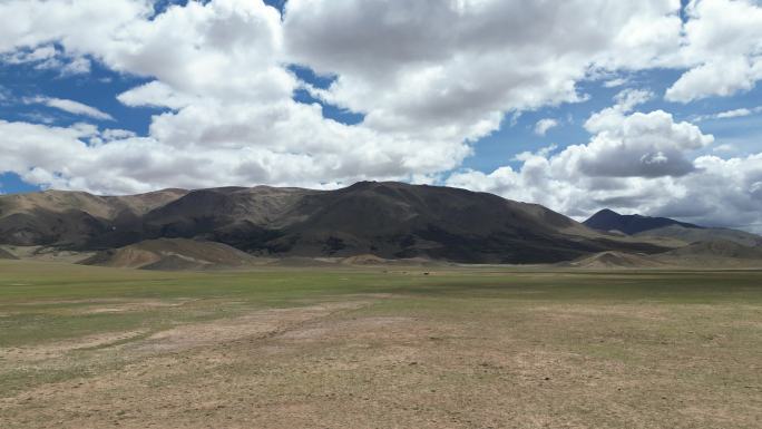 西藏大山草原航拍推进