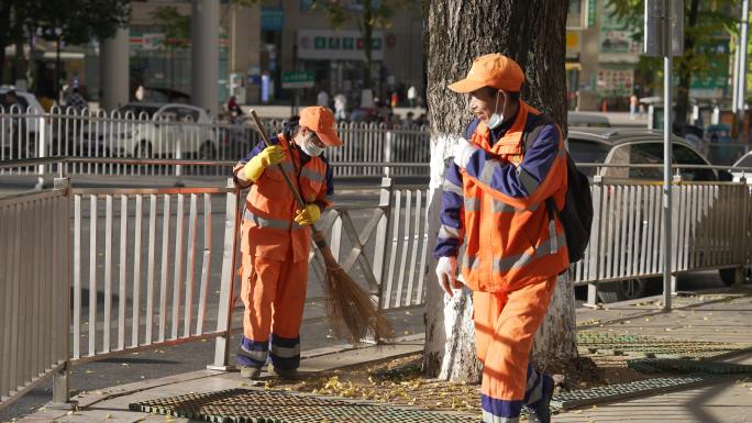 环卫工人城市街道打扫落叶