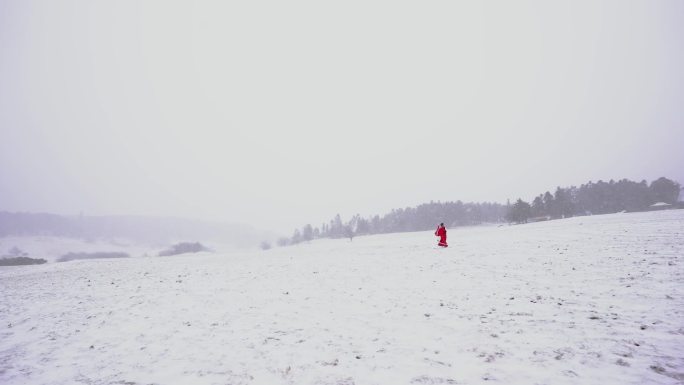 古代汉服女子雪中奔跑行走雪花飞舞