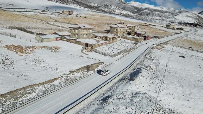 航拍汽车行驶在积雪的道路