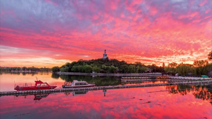 北海公园白塔日出火烧云