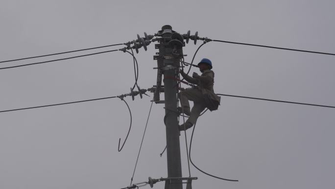 电工电线杆抢修电路修理工雨天安装电线电路