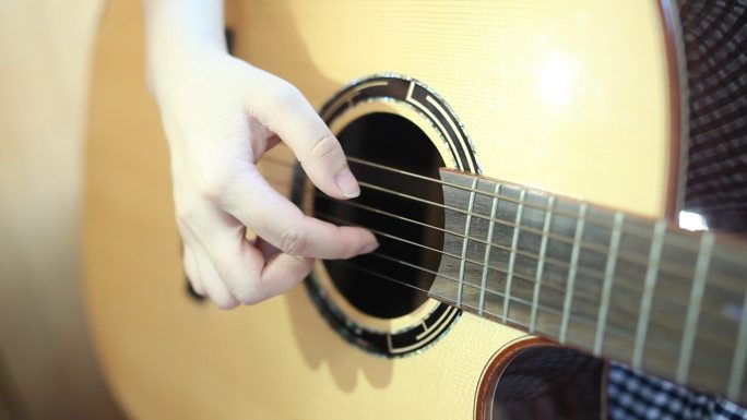 吉他弹唱实拍视频素材