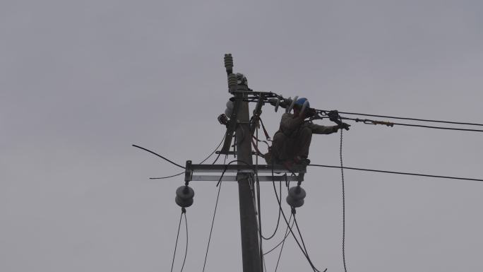 电工电线杆抢修电路修理工雨天安装电线电路