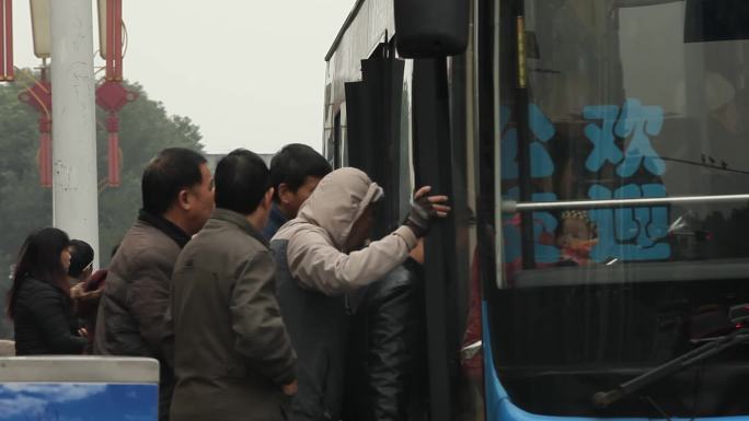 城市公交车流动实拍视频素材