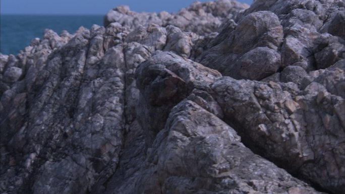海边巨大的岩石特写 摇