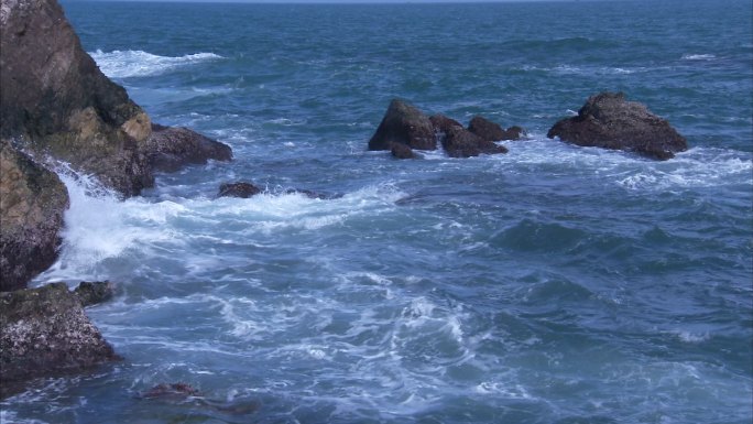 海湾里的海浪和礁石 合集