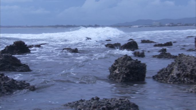 海边大浪拍打岩石 侧拍 合集