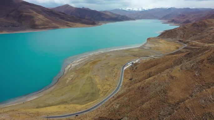 航拍西藏羊湖水面公路混剪