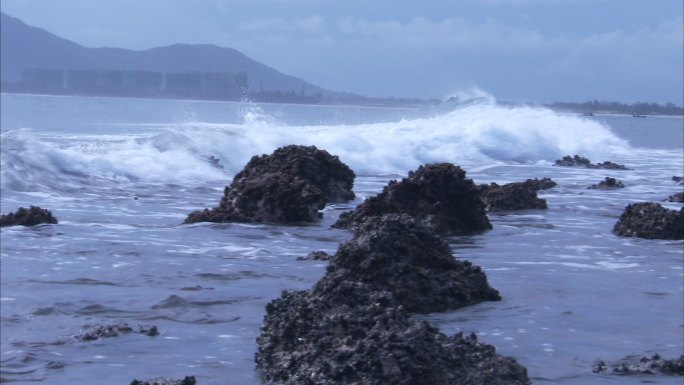 海边大浪拍打岩石 近景 合集