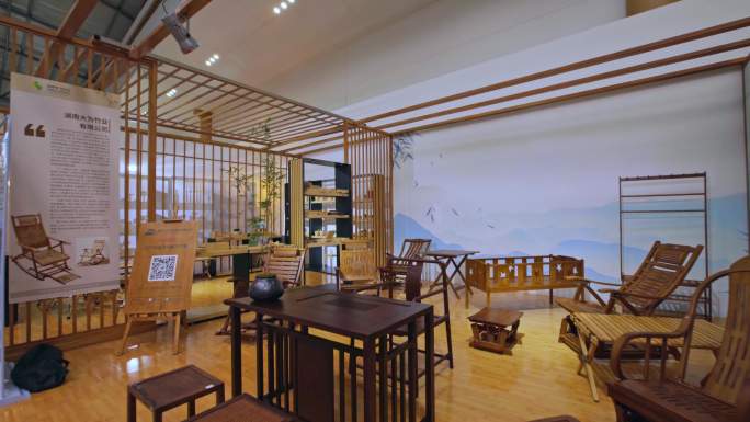 国际竹产业展览中心里的家具、摆件、装饰品