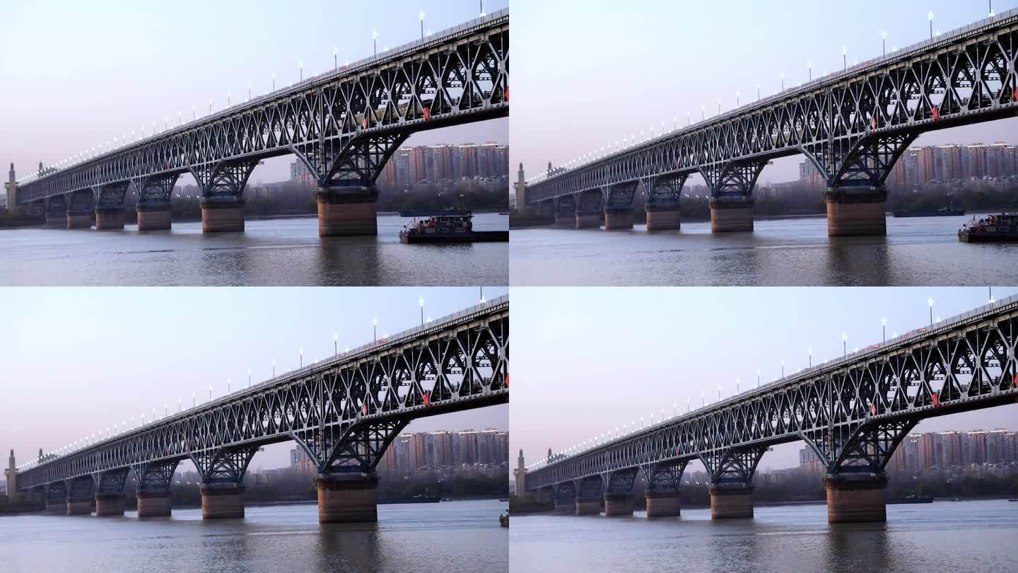 南京长江大桥铁路桥货运列车驶过