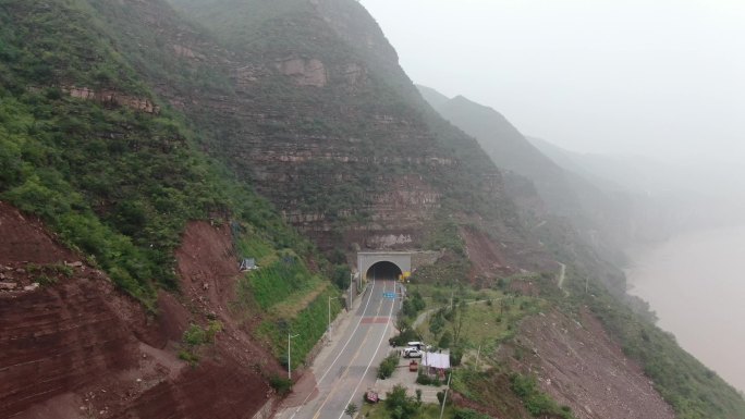 云雾   隧道   黄土山坡