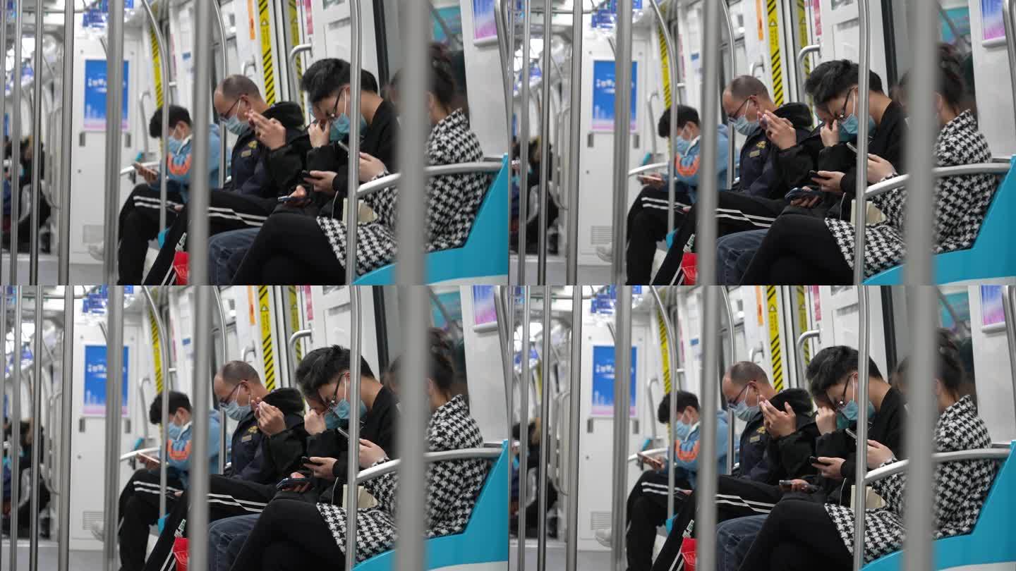 杭州地铁车厢内乘客使用手机