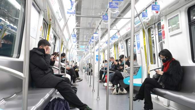 杭州地铁车厢内乘客使用手机