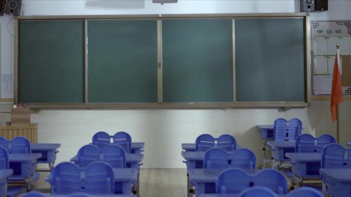 教室里的光影扫过黑板和桌椅