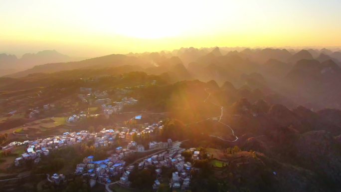 4K 航拍夕阳下村庄绵延的大山1