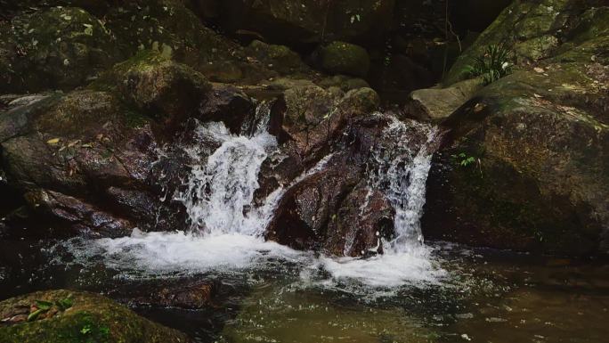 自然山涧流水泉水