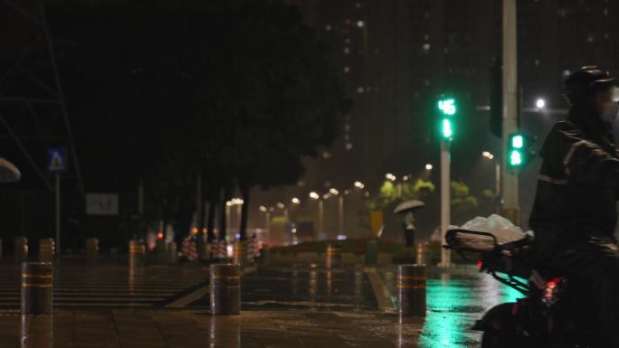 下雨天的街道行人和交通