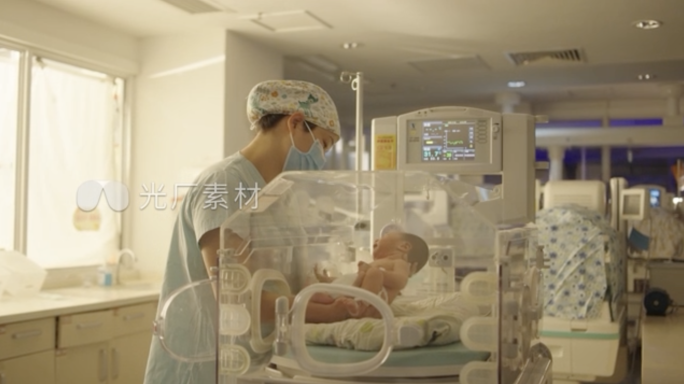 保温箱护士抱新生儿护理婴儿二孩老龄化人口