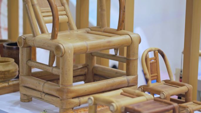 竹制凳子和椅子