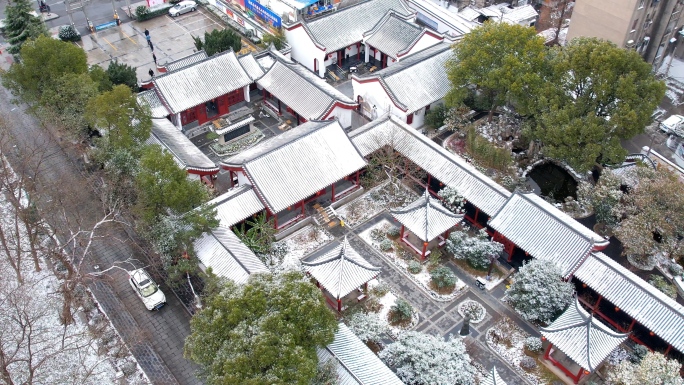 荆州古城雪景，荆州古城东门宾阳楼下雪素材