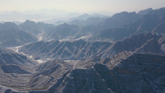 航拍雪后的群山和村庄