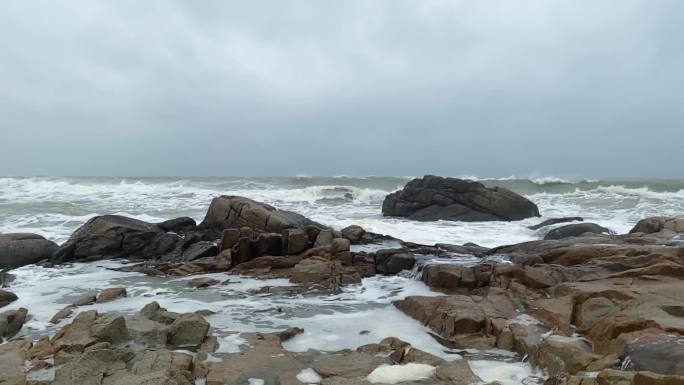 海浪拍打岩石