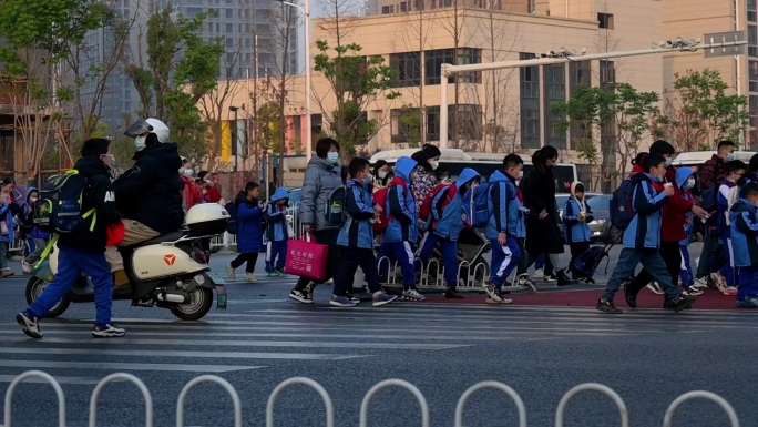 早高峰送孩子上学