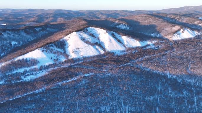 航拍大兴安岭冰雪山峦山林