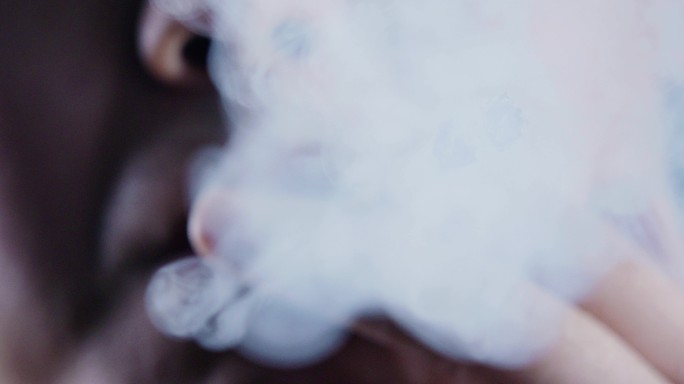 男性吸烟抽烟烟雾忧郁深沉压力烟雾笼罩