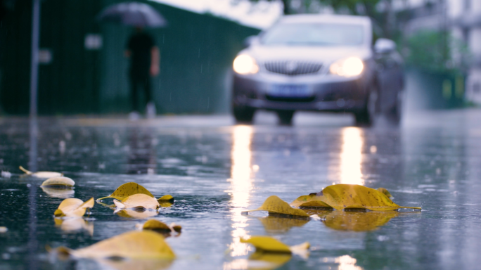 雨天城市氛围行人