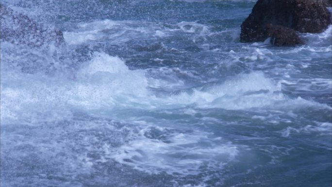 湍急的海浪 拍打岩石的海浪特写 合集