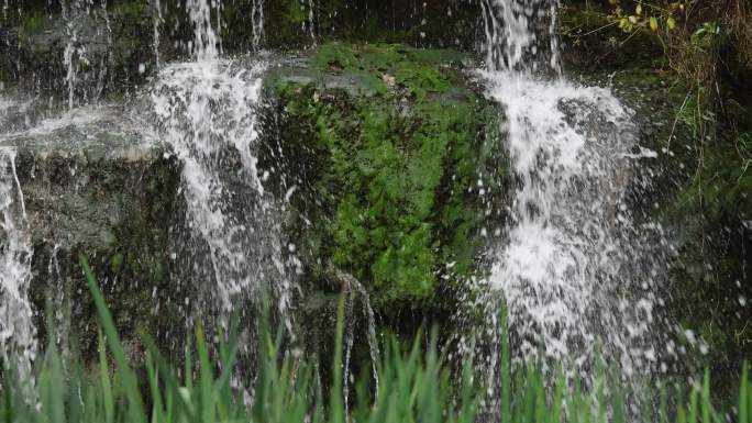 水从假山中流出