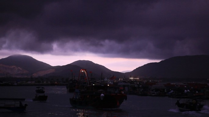 海南岛渔港黎明 货船驶过海面