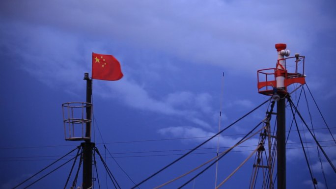 海南岛渔港 中国国旗飘扬
