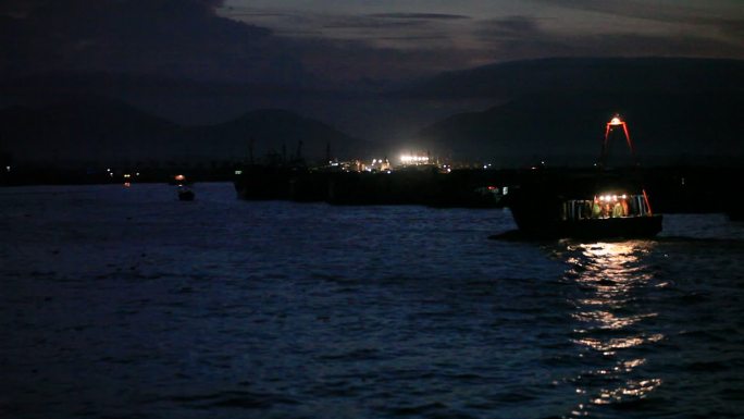 海南岛渔港 傍晚 渔船行驶