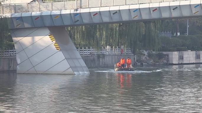 山东济南：小清河上的垃圾打捞船
