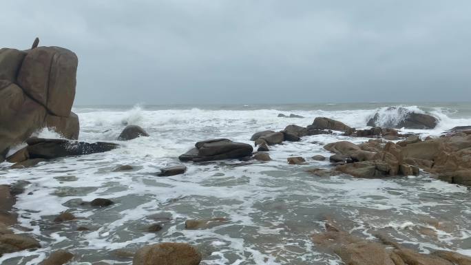 海浪拍打岩石