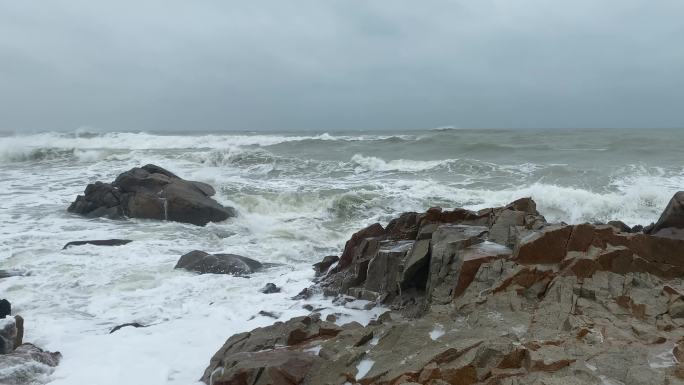 海浪拍打岩石