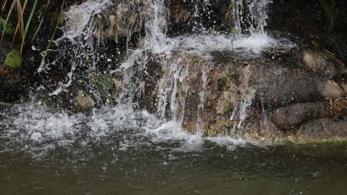 水流到石阶上